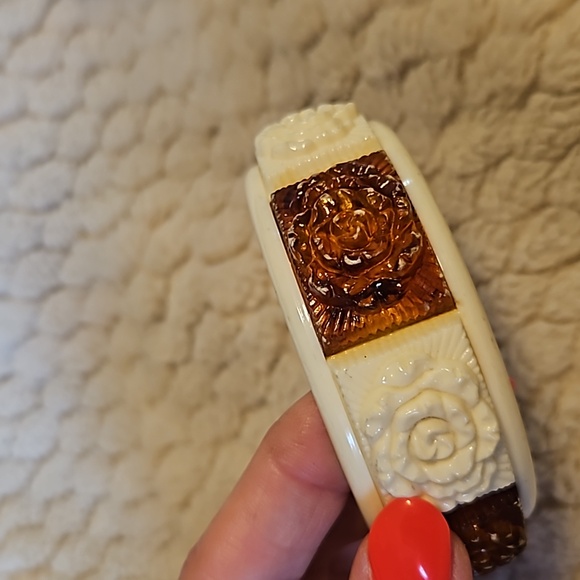 #0045 Vintage Sarah Coventry Coffee and Cream Bracelet Bangle White Brown Flower - Picture 2 of 7